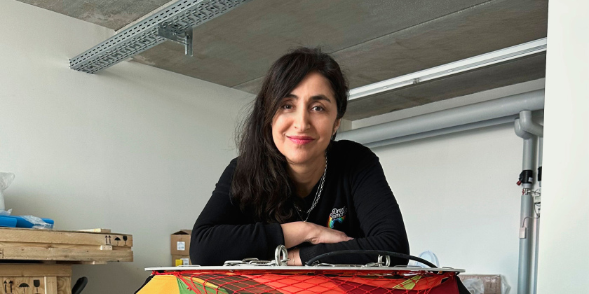 Portraet Nevin Aladag mit der Arbeit Color Floating  2025 VG Bild Kunst Bonn Fotonachweis Studio Nevin Aladag